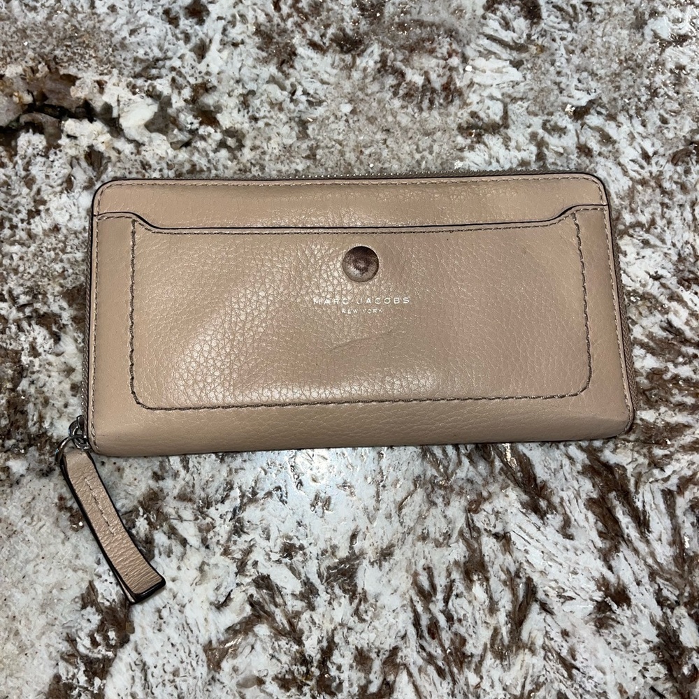 Marc jacobs light brown leather wallet with silver hardware